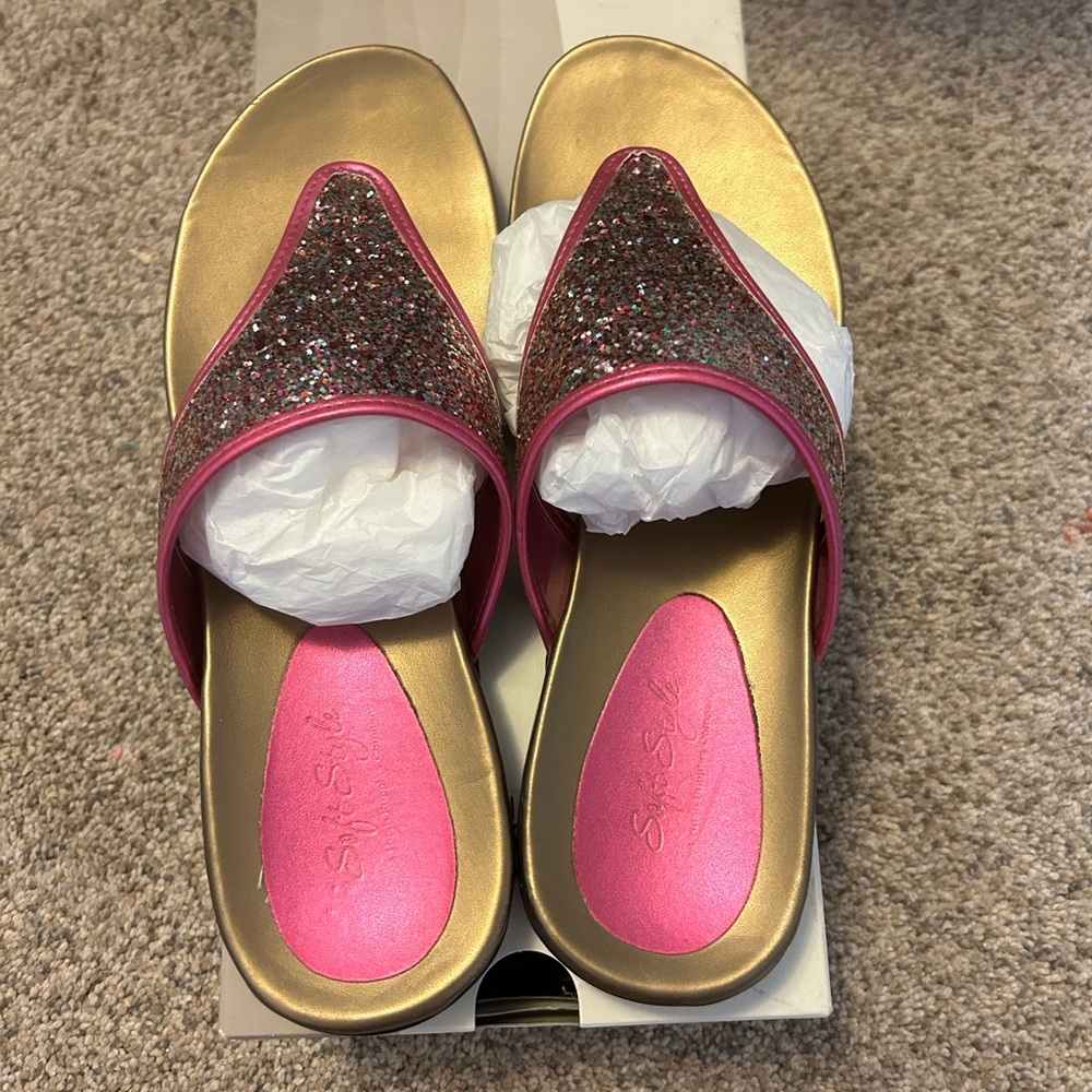 Vintage women’s Soft Style sandals. Size 10. Used in great condition.